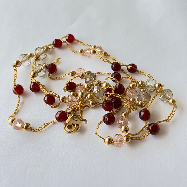 Un collier-bracelet vintage en rubis rouge avec un fermoir chat en plaqué or et une pierre précieuse naturelle. Cadeau collier d'été pour elle Un cadeau pour un amateur de chats.