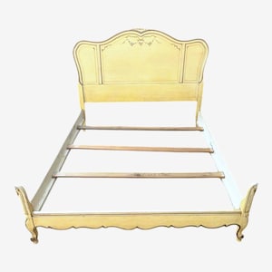 Peut inclure: Cadre de lit de style vintage avec une tête de lit et un pied de lit crème. La tête de lit présente un motif floral décoratif et un dessus incurvé. Le cadre a un bord festonné et des détails ornés, avec des lattes en bois pour le matelas.