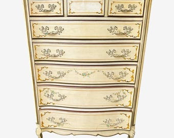 Cómoda alta vintage de madera de cerezo pintada estilo Luis XV de la National of Mount Airy