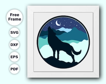 Op de afbeelding: Een silhouet van een wolf die huilt naar de maan in een blauw en groen berglandschap. De maan is een halve maan en er zijn sterren aan de hemel.