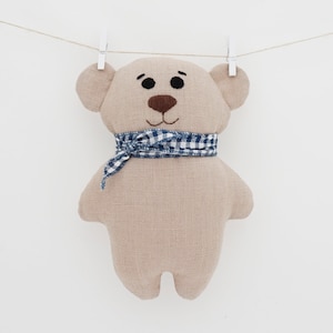 Poupée ours en lin avec charmante écharpe en coton - jouet en lin fait main - cadeau pour nouveau-né - accessoire photo nouveau-né