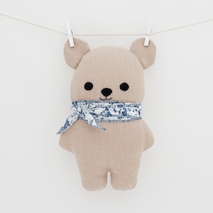 Poupée ours en lin avec charmante écharpe en coton - jouet en lin fait main - cadeau pour nouveau-né - accessoire photo nouveau-né