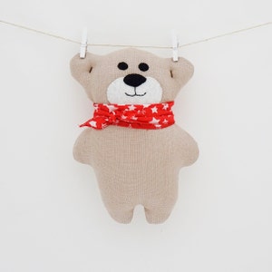 Poupée ours en lin avec charmante écharpe en coton - jouet en lin fait main - cadeau pour nouveau-né - accessoire photo nouveau-né