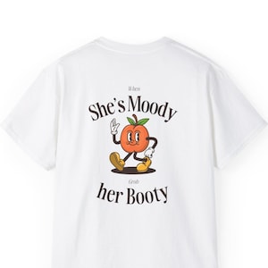 T-SHIRT DIVERTENTE - Quando è lunatica, prendi il suo sedere - Camicia con citazione divertente - Maglietta con bottino - T-shirt con cartoni animati PESCA - Regali per lei - Camicia della mamma
