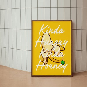 Zabawny niegrzeczny wydruk ścienny - Kinda Hungry Kinda horney - Seksowny humor dla dorosłych Żółty plakat Kinky banana - bezczelny wystrój domu - Sassy cytaty