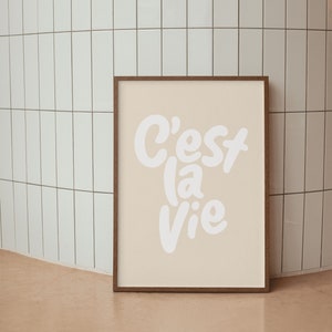 C'est La Vie - Beżowy wystrój boho barek ścienny - Duży pastelowy eklektyczny wydruk - Plakat z inspirującym cytatem Dopamine Decor