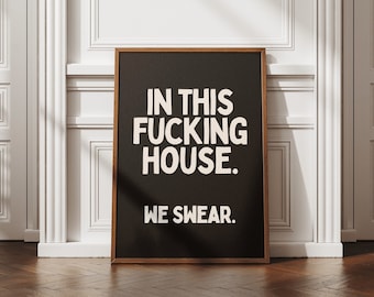 En esta casa We F*ckin' Swear Arte de pared con impresión de pasillo sarcástico divertido - Cita de entrada peculiar y atrevida - Arte de palabra Cool Sassy Swear Poster Art