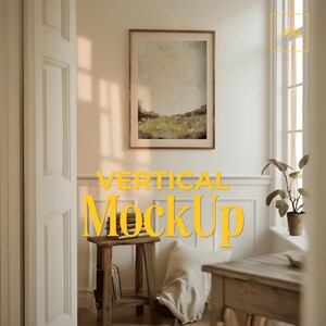 Puede incluir: Una habitación blanca con una mesa auxiliar de madera, una almohada blanca y una pintura enmarcada de un paisaje. El texto "VERTICAL MOCKUP" está escrito en letras amarillas en la pared.