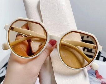 Women's Net Style Small White Frames With Red Lenses Ins Wind Is A New Version Of The Popular Brown Sunglasses.