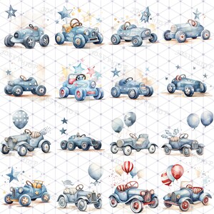 Op de afbeelding: Een set van 12 aquarel illustraties van blauwe speelgoedauto's met verschillende decoraties, waaronder sterren, ballonnen en vlaggen. De auto's staan op een witte achtergrond met een subtiel rasterpatroon.