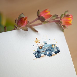 Op de afbeelding: Een aquarel-illustratie van een blauwe speelgoedauto met een gouden ster erop. De auto is omringd door kleine gouden sterren.