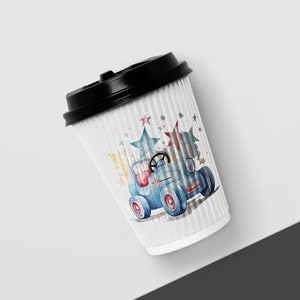 Op de afbeelding: Een witte papieren beker met een zwart deksel heeft een aquarel-illustratie van een blauwe speelgoedauto met rode en gele sterren. De auto heeft een stuurwiel en wielen.
