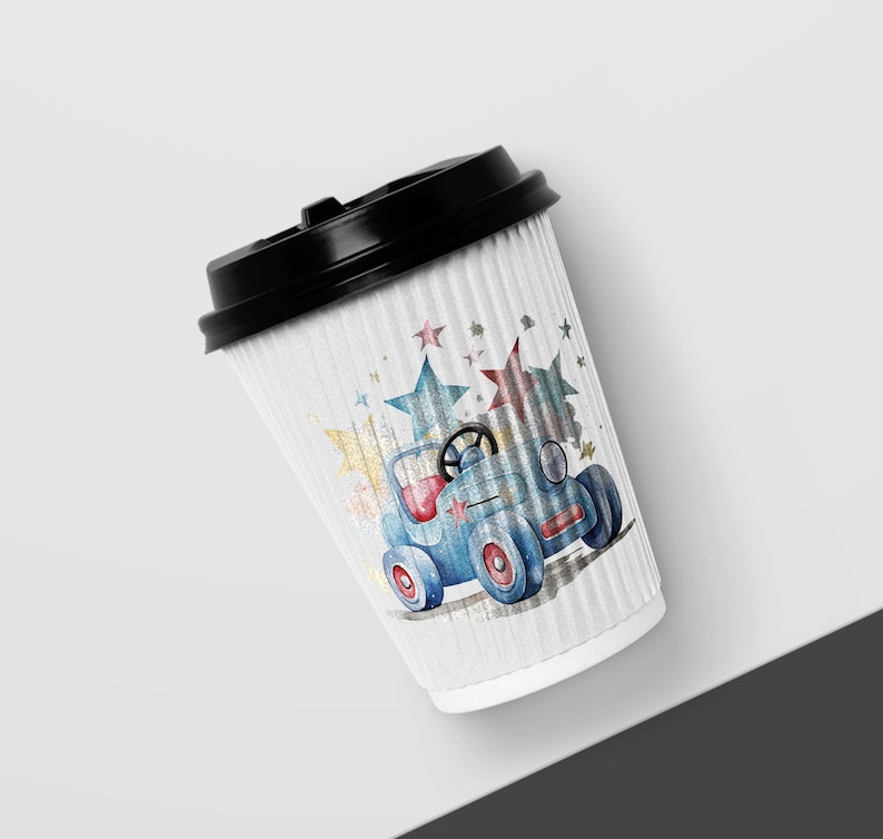 Op de afbeelding: Een witte papieren beker met een zwart deksel heeft een aquarel-illustratie van een blauwe speelgoedauto met rode en gele sterren. De auto heeft een stuurwiel en wielen.