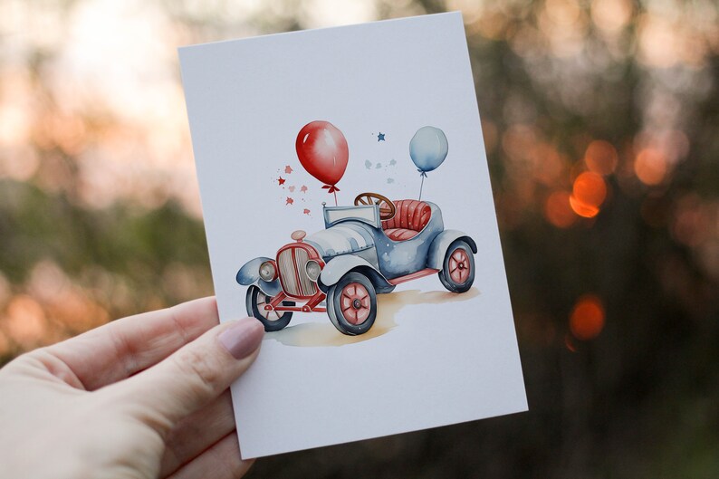 Op de afbeelding: Een aquarel-illustratie van een blauwe vintage auto met rode en blauwe ballonnen. De auto heeft een rood interieur en een wit stuurwiel. De auto is omringd door kleine rode sterren.