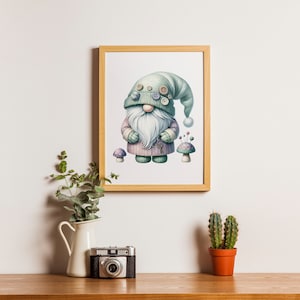 K&ouml;nnte beinhalten: Eine gerahmte Illustration eines Gnoms, der einen gr&uuml;nen Hut mit Kn&ouml;pfen und einen lila Pullover tr&auml;gt. Der Gnom steht vor einem wei&szlig;en Hintergrund mit zwei Pilzen auf jeder Seite.