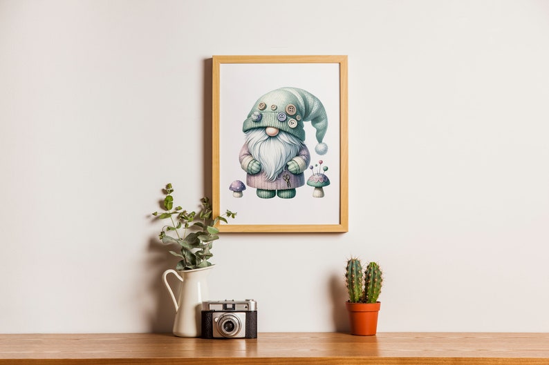 K&ouml;nnte beinhalten: Eine gerahmte Illustration eines Gnoms, der einen gr&uuml;nen Hut mit Kn&ouml;pfen und einen lila Pullover tr&auml;gt. Der Gnom steht vor einem wei&szlig;en Hintergrund mit zwei Pilzen auf jeder Seite.