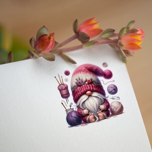 Charmants gnomes aquarelles avec tricot, ensemble de cliparts thème au crochet PNG, Gonk en laine confortable, art et décoration de chambre d'enfant, amateurs de gnomes 1 image 8