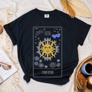 Tarot Karte, Astrologie, Geschenk, Vintage, mystisch, trending, sonne, Comfort Farben, Kunstwerk, Sonnenblume, Blume, Stern, himmlisch, t shirt