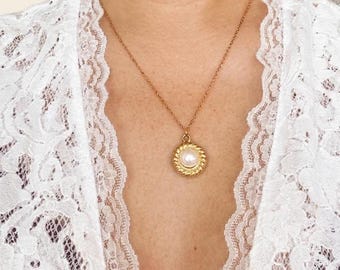Freshwater Pearl Pendant Necklace, Dainty Gold Chain, 14k Plated Stainless Steel, Timeless Elegance