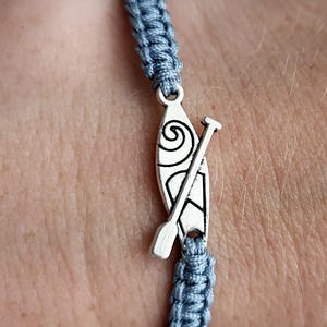 Paddleboard-armband, zilveren surfplankbedel, vriendschapssieraden, wenscadeaus, verstelbaar macramékoord