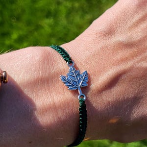 Bracciale in macramè con foglia d'acero: gioielli per amanti della natura, regali del bosco, cordino regolabile