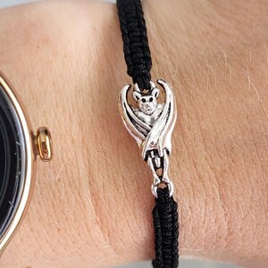 Gotische vleermuisarmband: verstelbaar macramékoord, Halloween-sieraden