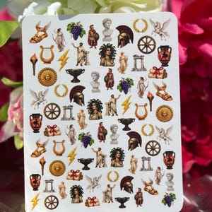 Peut inclure: Une planche d'autocollants rectangulaire présentant un motif répétitif de petites illustrations colorées inspirées de la mythologie grecque, incluant des sandales ailées, des lyres, des éclairs, des casques, des bustes, des raisins et des parchemins.