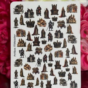 Könnte beinhalten: Ein Stickerbogen mit verschiedenen Illustrationen zum Thema Mittelalter, darunter Burgen, Ritter, Kronen, Throne, Pferdekutschen, Könige und Personengruppen. Der Text Antikes Mittelalter ist vertikal auf der linken Seite aufgedruckt.