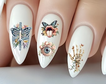 Pegatinas de uñas con diseño de anatomía floral: calavera con rosas, flores, enredaderas, hojas, ojo, oreja y mano.