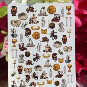 Peut inclure: Une planche d'autocollants rectangulaire présentant une collection de petites illustrations détaillées liées à la Grèce antique. Les motifs incluent des pièces d'or, des statues en marbre, des amphores, des couronnes de laurier et des colonnes.
