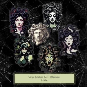 Può includere: Un set di sei adesivi in vinile con varie rappresentazioni artistiche di Medusa con serpenti al posto dei capelli. I disegni includono diverse espressioni facciali, tavolozze di colori e stili, che spaziano da busti in pietra a illustrazioni.
