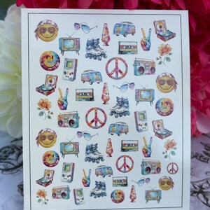 Könnte beinhalten: Ein rechteckiger Aufkleberbogen mit einem sich wiederholenden Muster aus bunten Illustrationen, darunter Smileys mit Kopftüchern, Batik-Kreise, Retro-Fernseher, Rollschuhe, Lavalampen, Kassettendecks, Friedenszeichen und kleine Busse.
