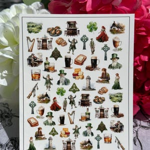 Könnte beinhalten: Ein Stickerbogen mit einer Sammlung kleiner, detaillierter Illustrationen mit irischen Motiven, darunter Kobolde, keltische Kreuze, Harfen, Pints mit Stout, Whiskeygläser, Landschaften, Cottages, Kleeblätter und Figuren in traditioneller Kleidung.