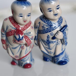 Twee antieke set beeldjes Chinees parfumflesje