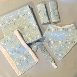 Conjunto de presente para bebê recém-nascido com tema azul suave para atividades ao ar livre, babador, cobertor para receber, almofada para arrotos, prendedor de chupeta e protetores para cinto de segurança de carro
