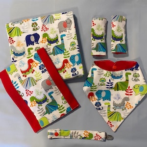 Conjunto de presente para bebê com tema de dinossauro vermelho: babador, cobertor para receber, almofada para arroto, prendedor de chupeta e protetores de cinto de segurança para carro