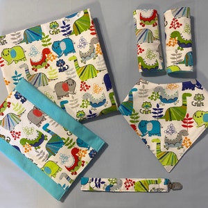 Conjunto de presente para bebê com tema de dinossauro azul-petróleo, babador, cobertor para receber, almofada para arrotos, prendedor de chupeta e protetores para cinto de segurança de carro