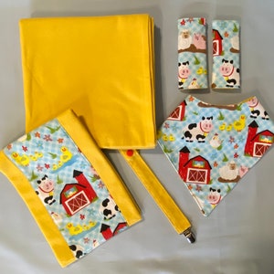 Conjunto de presente unissex para bebês recém-nascidos com tema de fazenda, babador, cobertor para receber, almofada para arrotos, prendedor de chupeta e protetores de cinto de segurança para carro