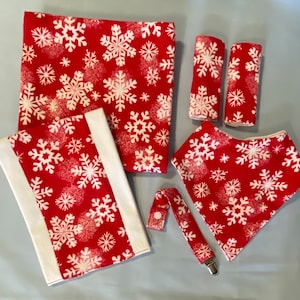 Conjunto de presente para bebês com tema de flocos de neve/natal, babador, cobertor para receber, almofada para arrotos, prendedor de chupeta e protetores de cinto de segurança para carro