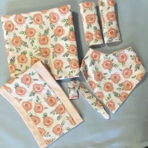 Conjunto de presente para bebê recém-nascido com tema floral de pêssego macio, babador, cobertor para receber, almofada para arrotos, prendedor de chupeta e protetores de cinto de segurança para carro