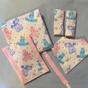 Conjunto de presente para bebê com tema de cavalo/borboleta: babador, cobertor para receber, almofada para arroto, prendedor de chupeta e protetores de cinto de segurança para carro