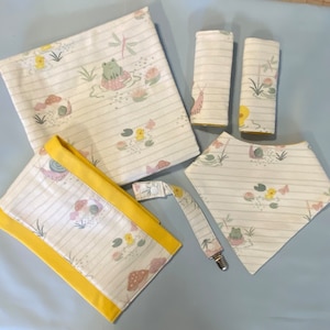 Conjunto de presente para bebê com tema de caracol: babador, cobertor para receber, almofada para arrotos, prendedor de chupeta e protetores de cinto de segurança para carro