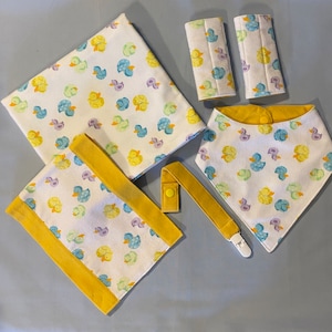 Conjunto de presente para bebê com tema de pato: babador, cobertor para receber, almofada para arroto, prendedor de chupeta e protetores de cinto de segurança para carro