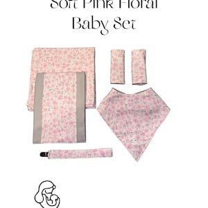 Conjunto de presente para bebê recém-nascido com tema floral rosa suave. Babador, cobertor para receber, almofada para arroto, prendedor de chupeta e almofadas para cinto de segurança do carro