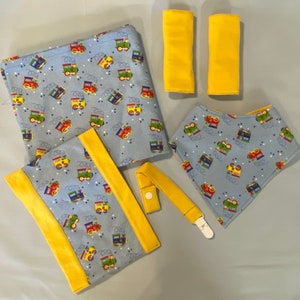 Conjunto de presente para bebê com tema de trem: babador, cobertor para receber, almofada para arrotos, prendedor de chupeta e protetores de cinto de segurança para carro