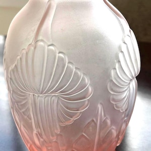 French Art Deco Statin Pierre D’Avesn Pink Glass Vase
