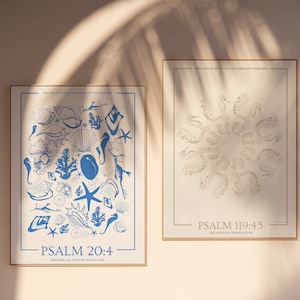 Peut inclure: Deux impressions encadrées sur fond beige. L'impression de gauche présente une illustration bleue de coquillages, d'étoiles de mer et d'hippocampes avec le texte "PSALM 20:4" et "AND MAKE ALL YOUR PLANS SUCCEED". L'impression de droite présente une illustration beige d'hippocampes en cercle avec le texte "I WILL WALK WITH YOU IN COMPLETE FREEDOM" et "PSALM 119:45 THE PASSION TRANSLATION".