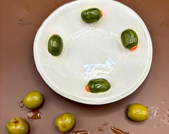 Bol à olives en céramique fabriqué à la main : art déco culinaire réaliste