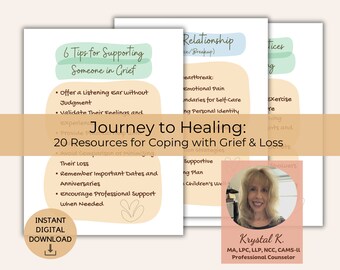 Può includere: Una guida stampabile con suggerimenti e risorse per supportare qualcuno che sta attraversando un periodo di lutto e perdita. La guida presenta uno sfondo color pesca chiaro con accenti verdi e marroni. Il titolo è "Journey to Healing: 20 Resources for Coping with Grief & Loss". Una foto di una donna con i capelli biondi si trova in basso a destra. Il testo sotto la foto dice "Krystal K. MA, LPC, LLP, NCC, CAMS-II Professional Counselor".