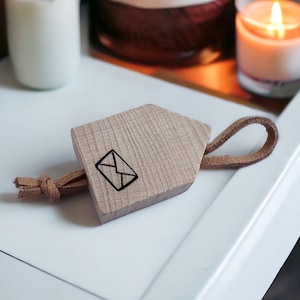 Schlüsselanhänger Brief I Post aus Buche mit Lederband I Handgemacht aus Holz mit Gravur I Woodbeat Manufaktur